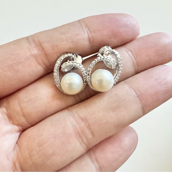 Elegant Sterling Silver 925 Pearl Earrings - Picture 1 of 6